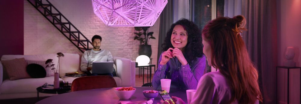 Drei Personen im Wohnzimmer